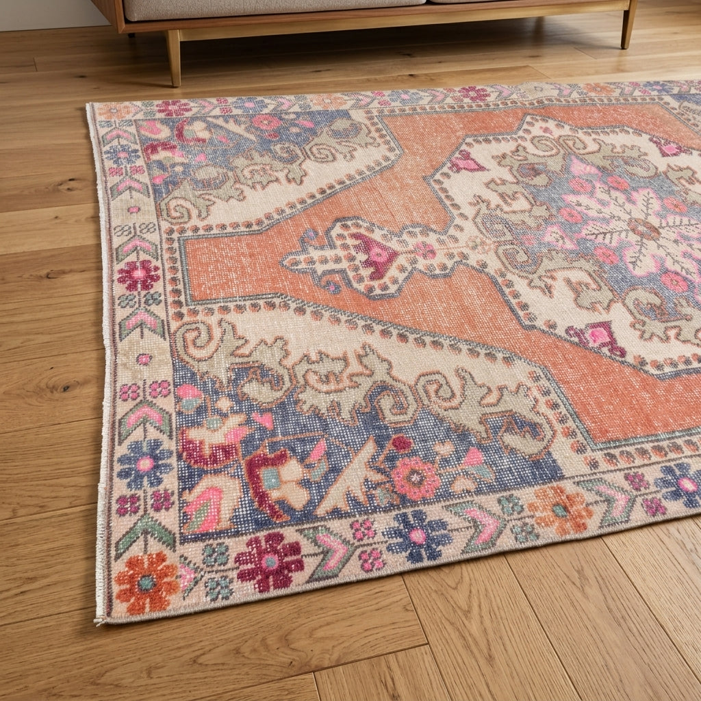 Oriental pattern on the Nergispeyker vintage area rug – handmade in Anatolia, Turkey