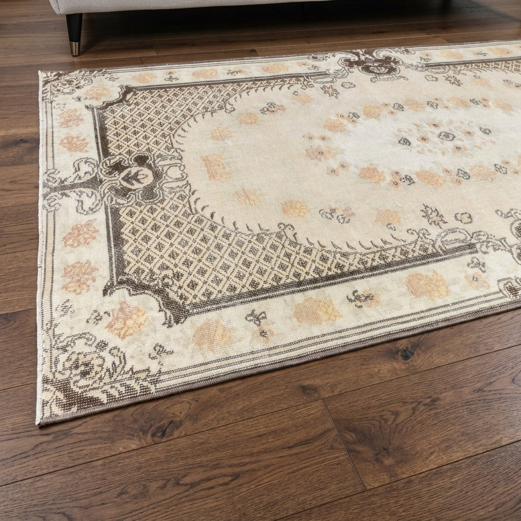 Oriental pattern on the Nephemene vintage area rug – handmade in Anatolia, Turkey