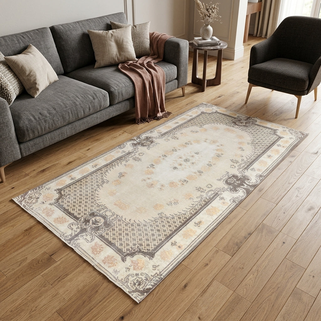 Oriental pattern on the Nephemene vintage area rug – handmade in Anatolia, Turkey