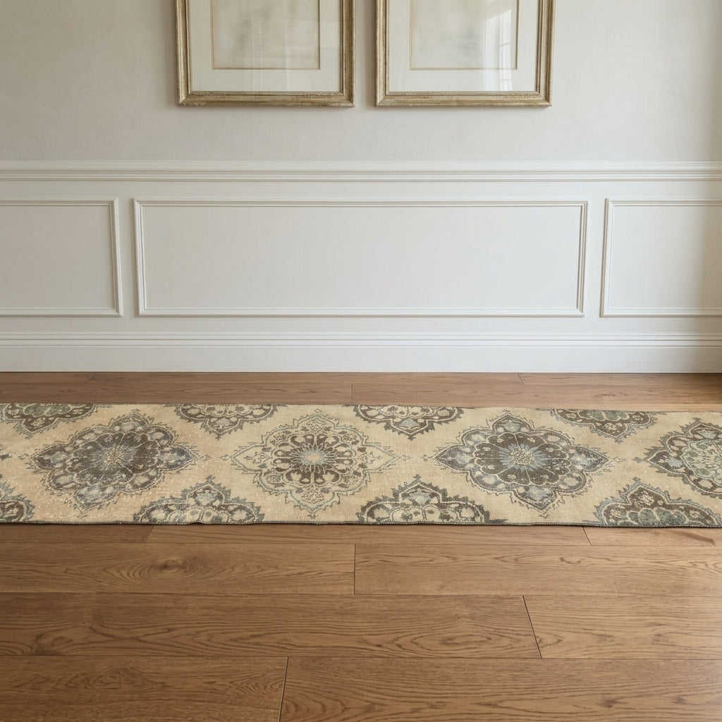 Ikat pattern on the Nadidenaz vintage runner rug – handmade in Anatolia, Turkey