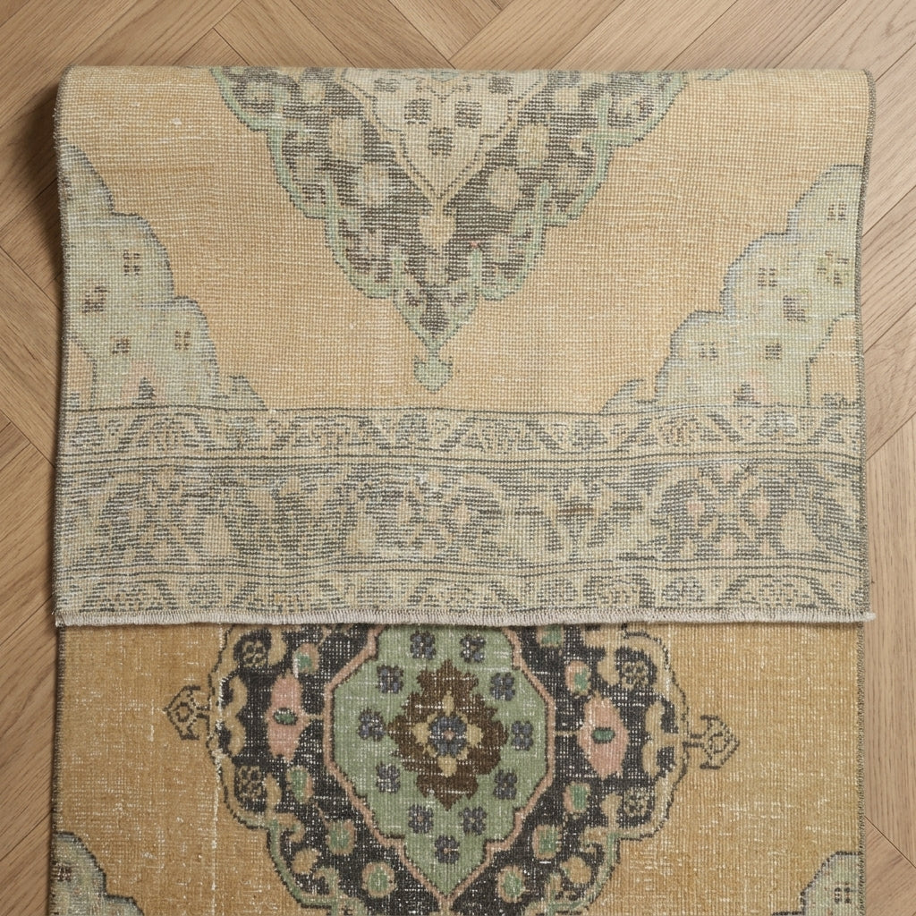 Oriental pattern on the Mercanbahce vintage runner rug – handmade in Anatolia, Turkey