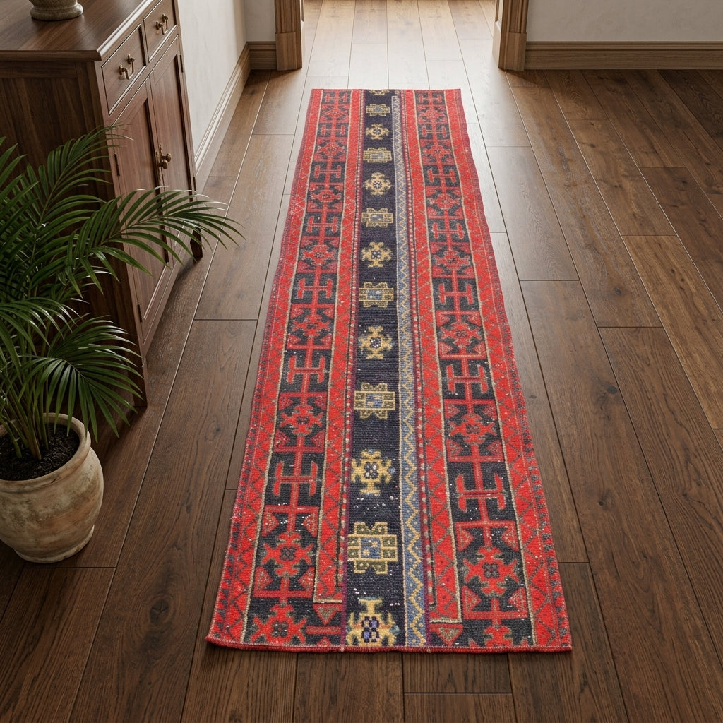 Ikat pattern on the Ouranorhoe vintage patchwork runner rug – handmade in Anatolia, Turkey