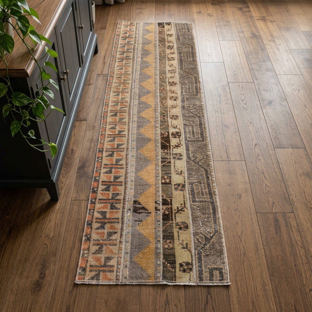 Ikat pattern on the Phemelyra vintage patchwork runner rug – handmade in Anatolia, Turkey