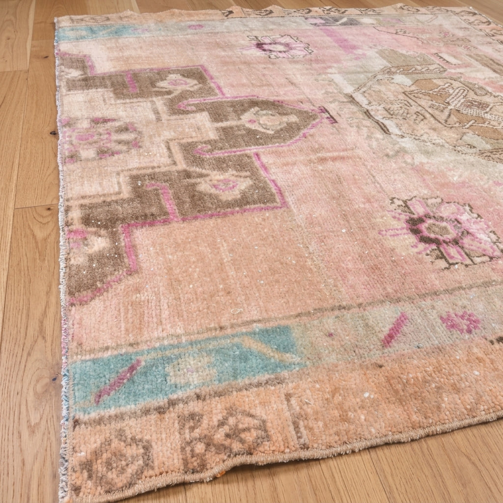Ikat pattern on the Nehirsel vintage area rug – handmade in Anatolia, Turkey
