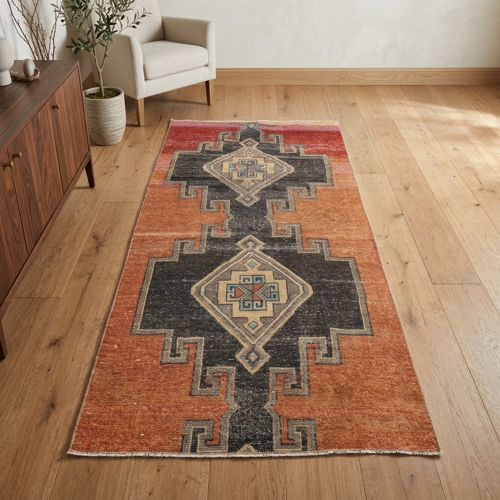 Geometric pattern on the Phaenorhoda vintage runner rug – handmade in Anatolia, Turkey