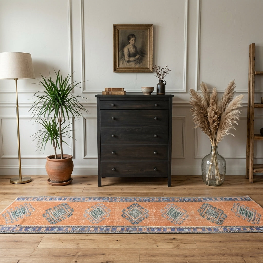 Geometric pattern on the Phaenokrateia vintage runner rug – handmade in Anatolia, Turkey