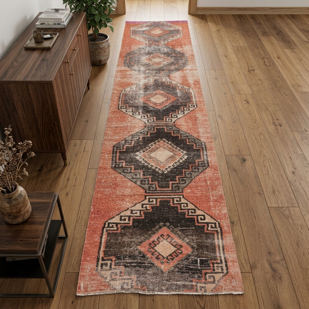 Geometric pattern on the Kydosela vintage runner rug – handmade in Anatolia, Turkey