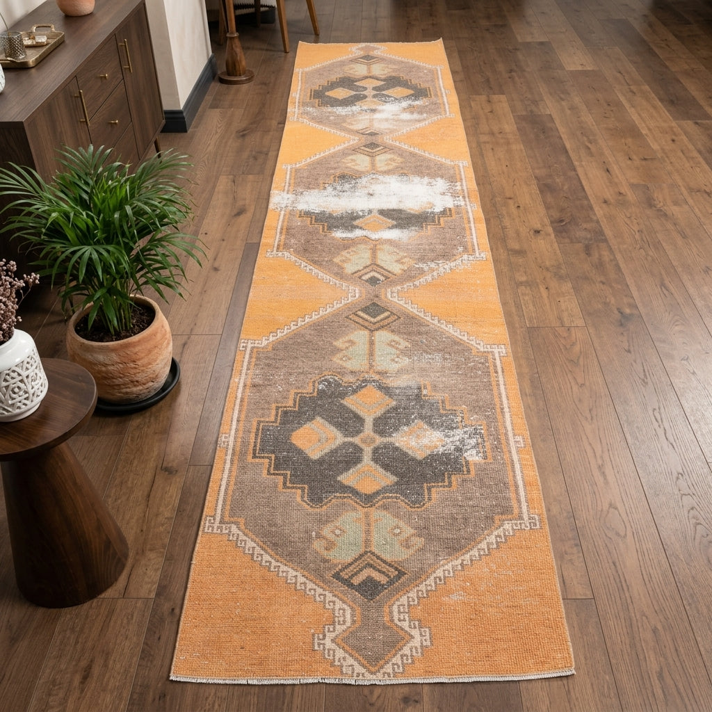 Geometric pattern on the Kevsernaz vintage runner rug – handmade in Anatolia, Turkey