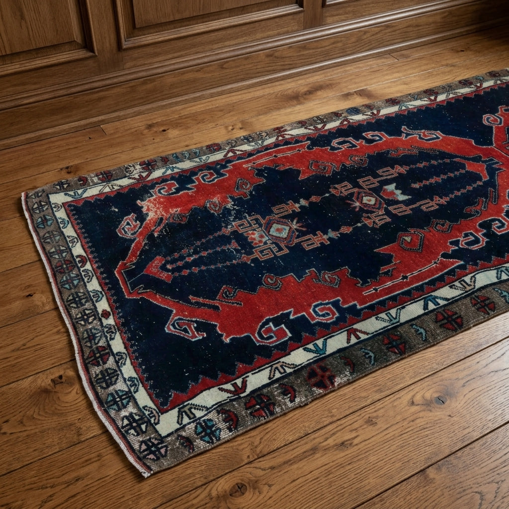 Oriental pattern on the Incisema vintage runner rug – handmade in Anatolia, Turkey