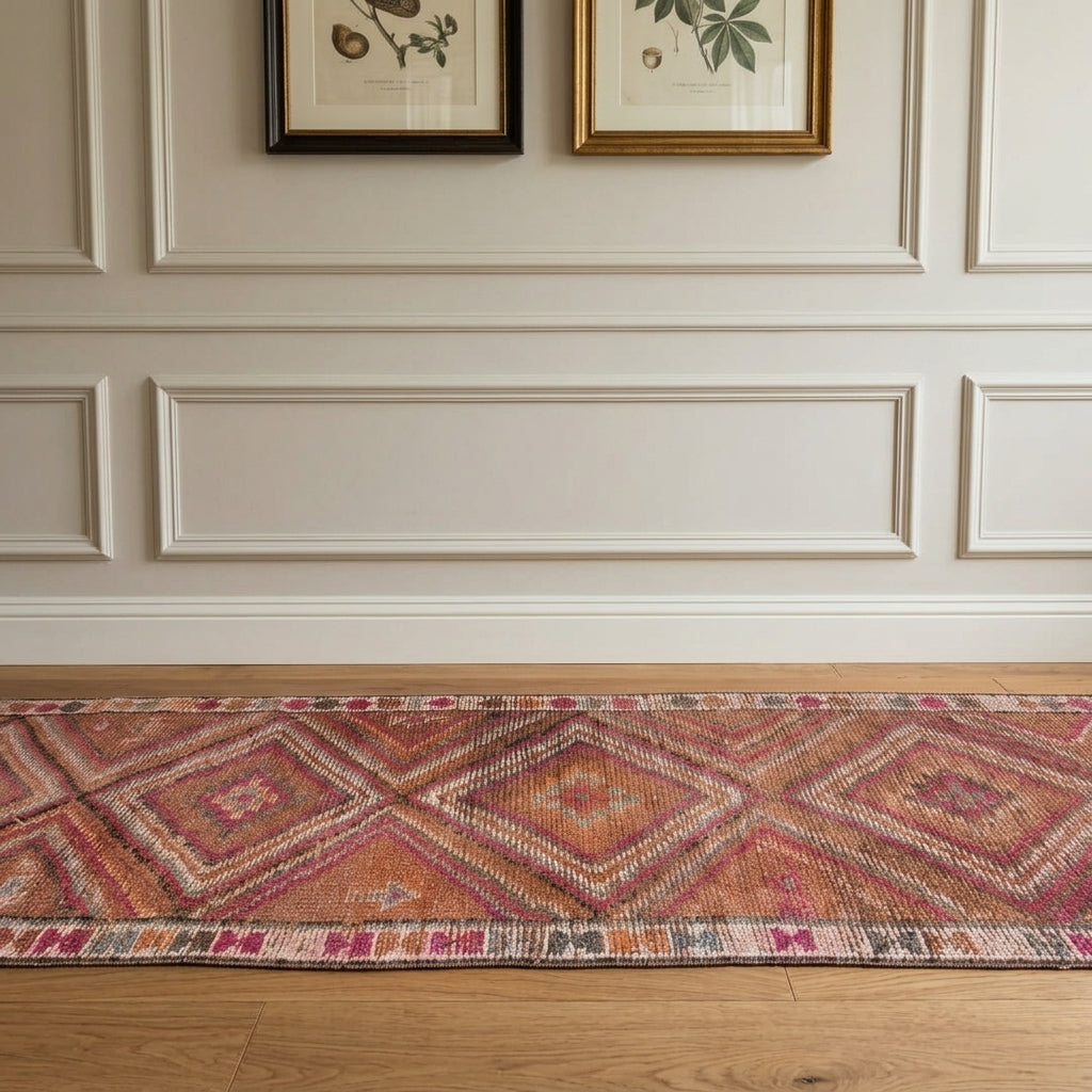 Geometric pattern on the Firuzefsan vintage runner rug – handmade in Anatolia, Turkey