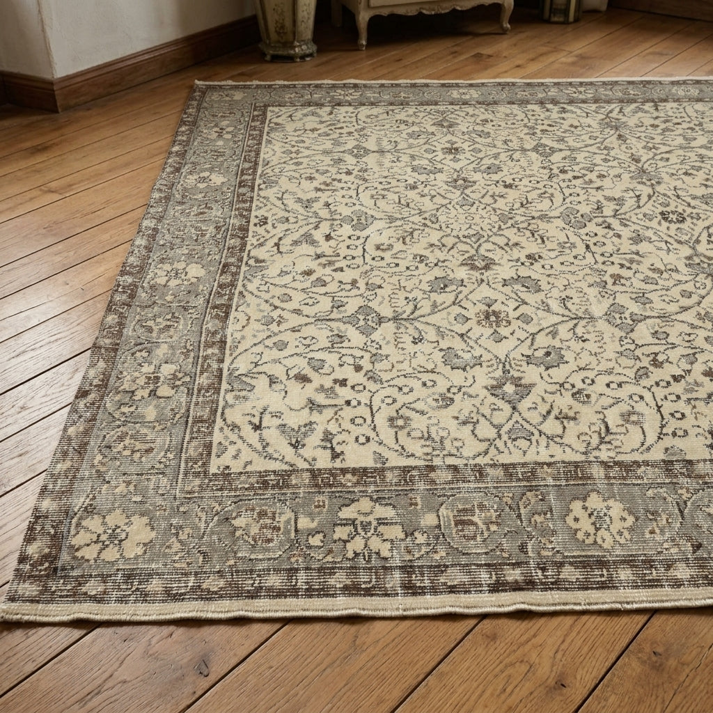 Floral pattern on the Berrakruh vintage area rug – handmade in Anatolia, Turkey
