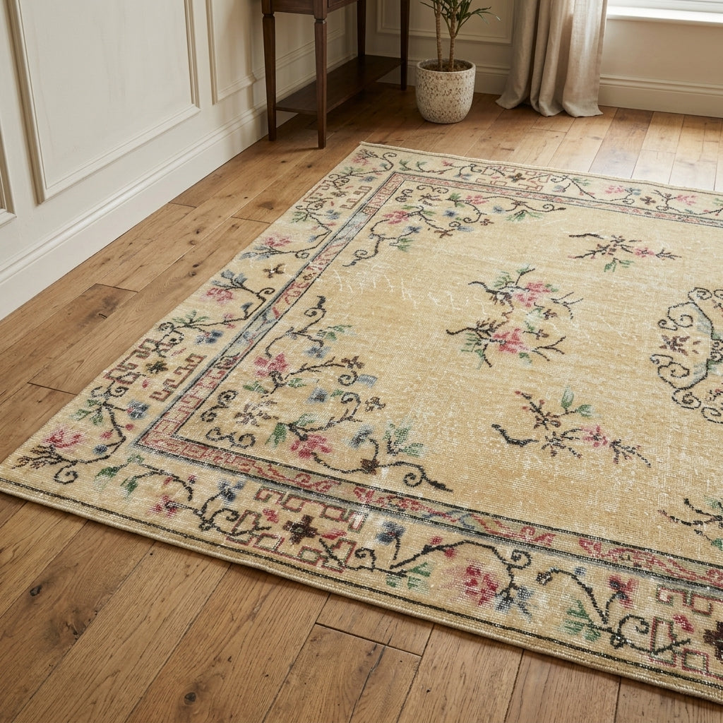 Floral pattern on the Berilruh vintage area rug – handmade in Anatolia, Turkey
