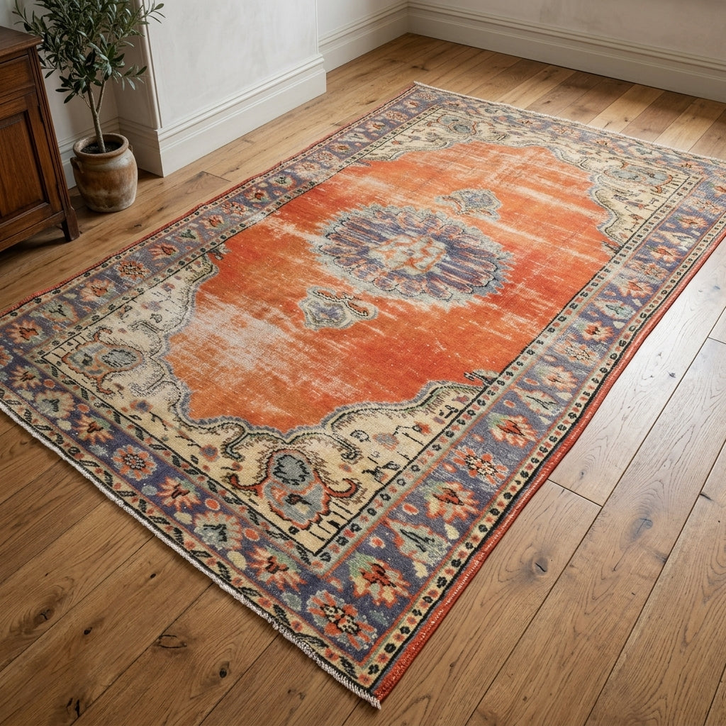 Floral pattern on the Bengipezir vintage area rug – handmade in Anatolia, Turkey