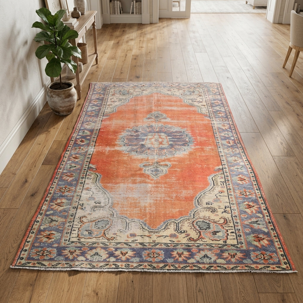 Floral pattern on the Bengipezir vintage area rug – handmade in Anatolia, Turkey