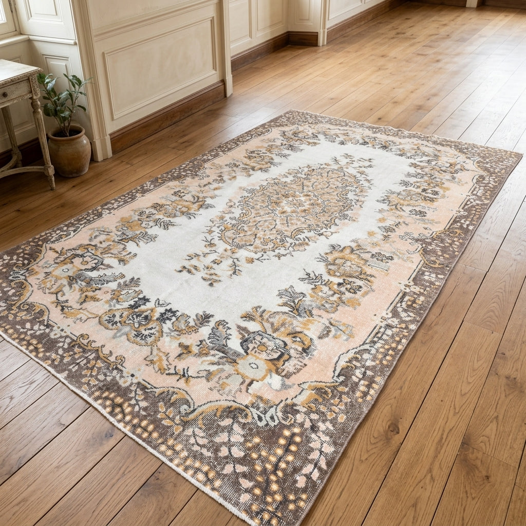 Floral pattern on the Aristodike vintage area rug – handmade in Anatolia, Turkey