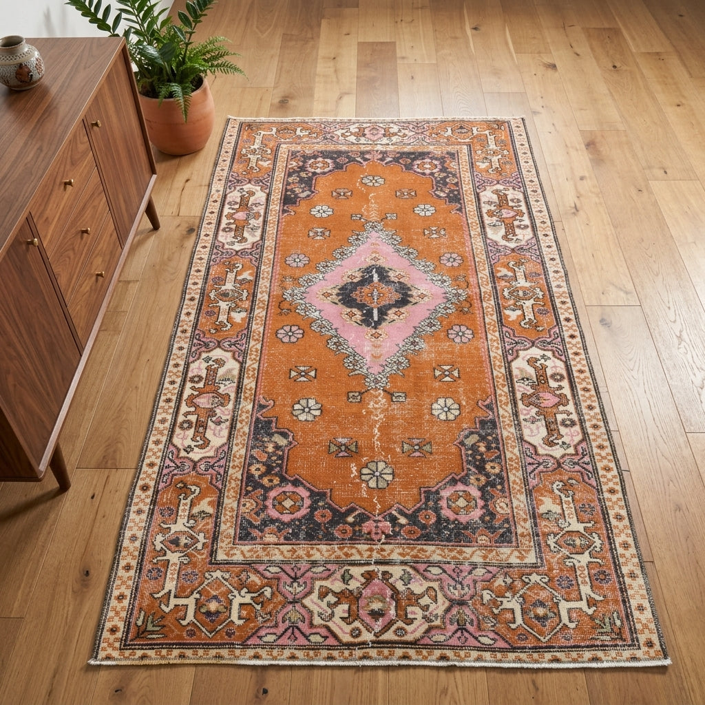 Bordered pattern on the Gokgul vintage area rug – handmade in Anatolia, Turkey