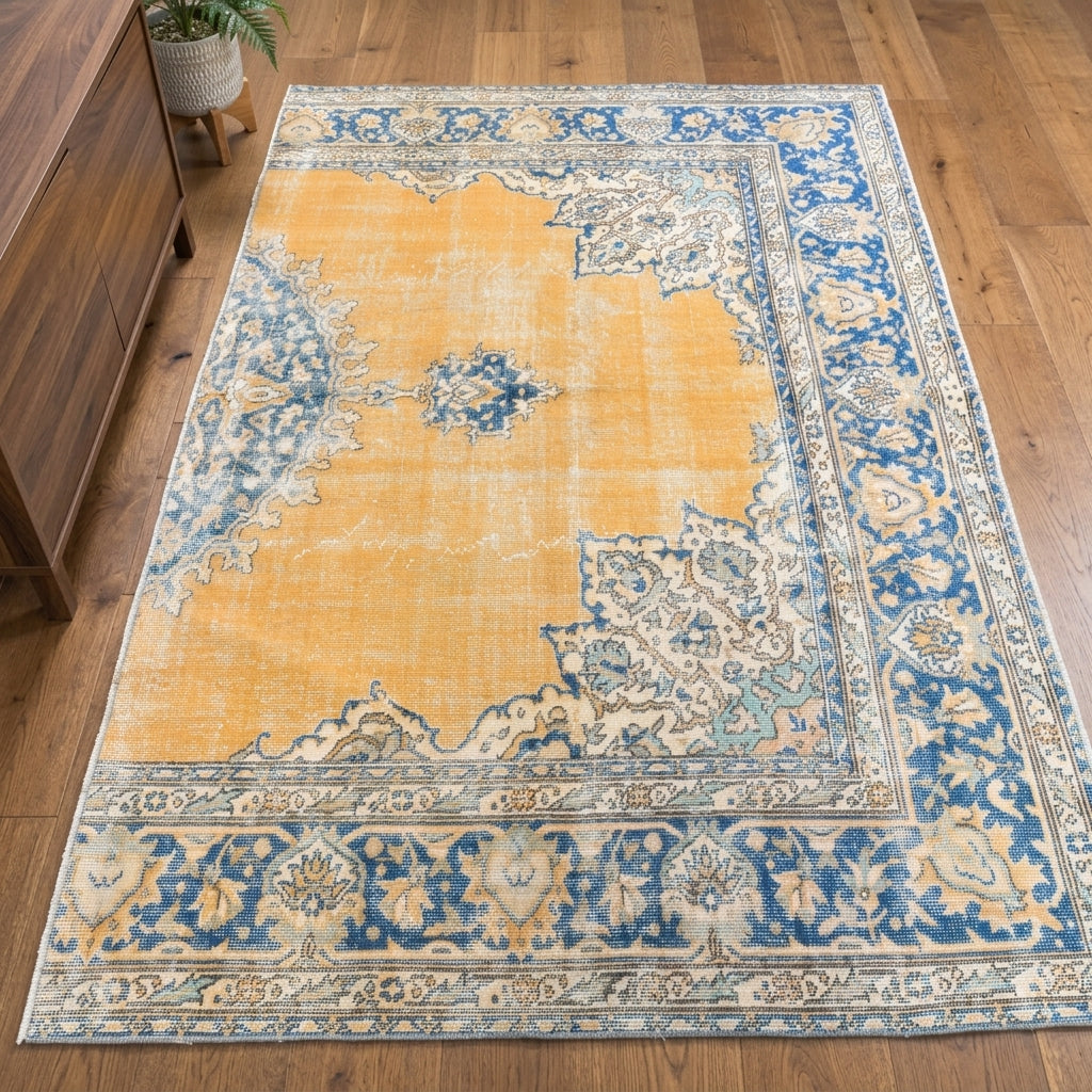 Oriental pattern on the Glauconassa vintage area rug – handmade in Anatolia, Turkey