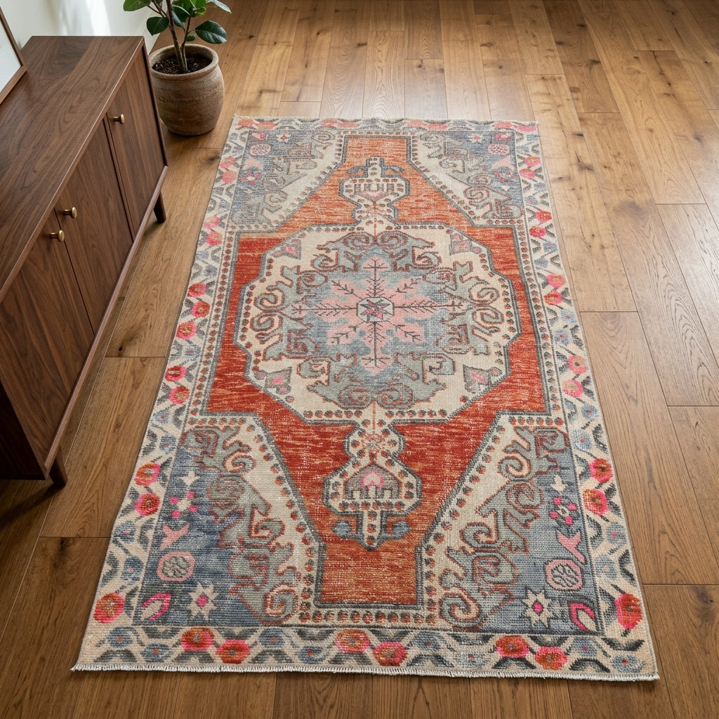 Floral pattern on the Saadet vintage area rug – handmade in Anatolia, Turkey