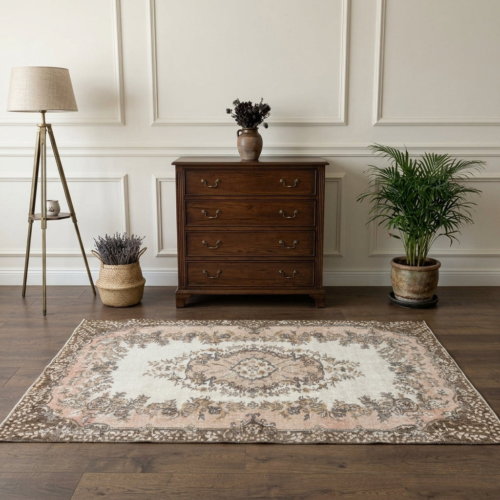 Floral pattern on the Rhodophora vintage area rug – handmade in Anatolia, Turkey