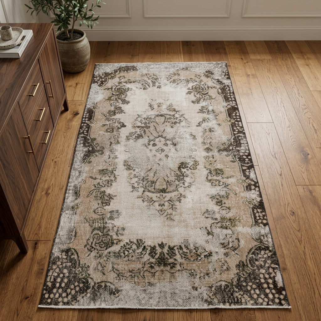 Oriental pattern on the Renginefsan vintage area rug – handmade in Anatolia, Turkey