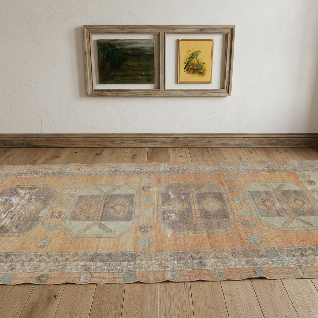 Ikat pattern on the Zerefruz vintage runner rug – handmade in Anatolia, Turkey