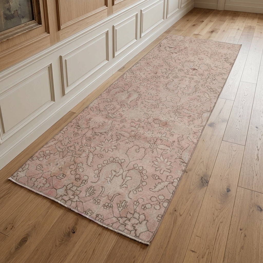 Floral pattern on the Zulaldeniz vintage runner rug – handmade in Anatolia, Turkey