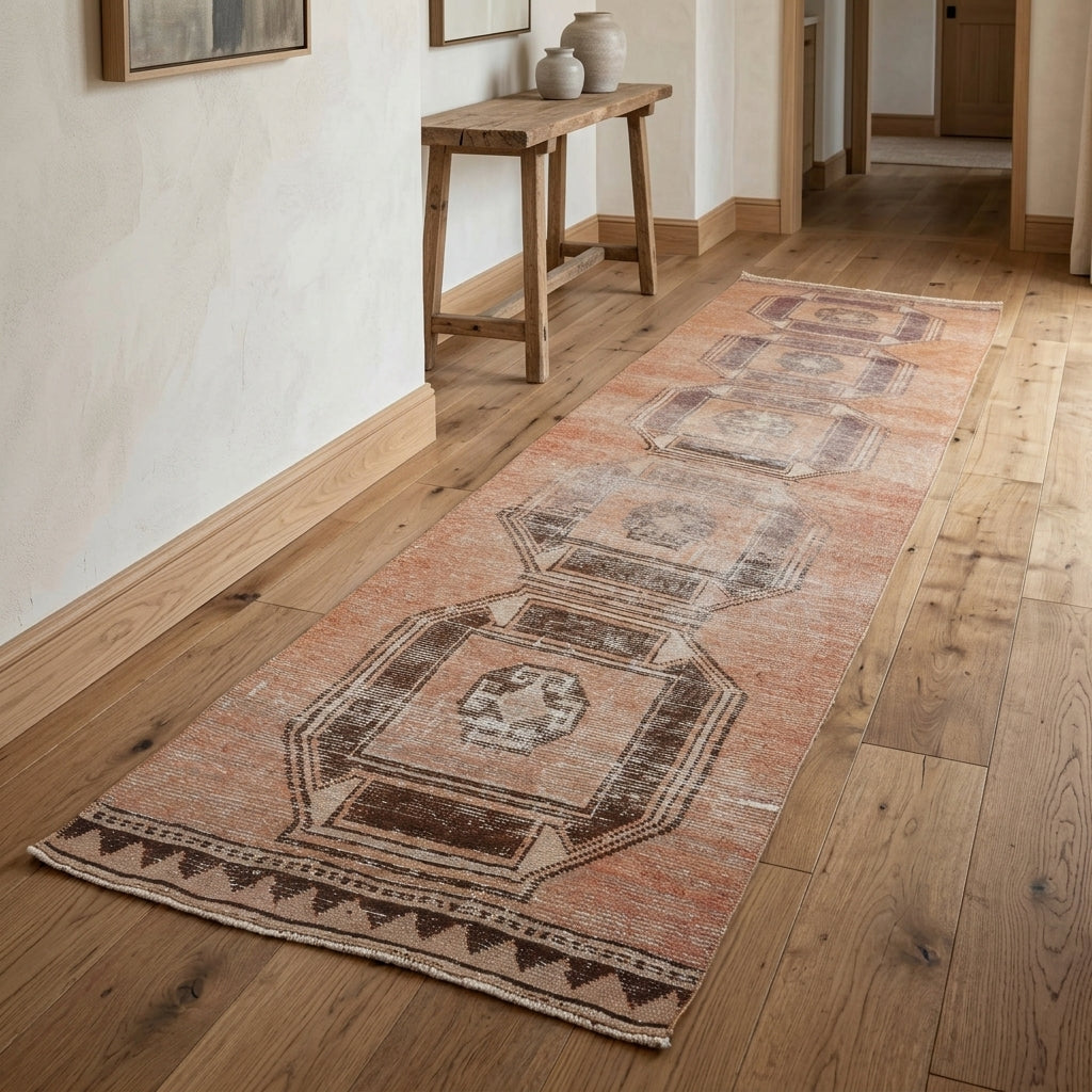 Geometric pattern on the Vuslatisik vintage runner rug – handmade in Anatolia, Turkey