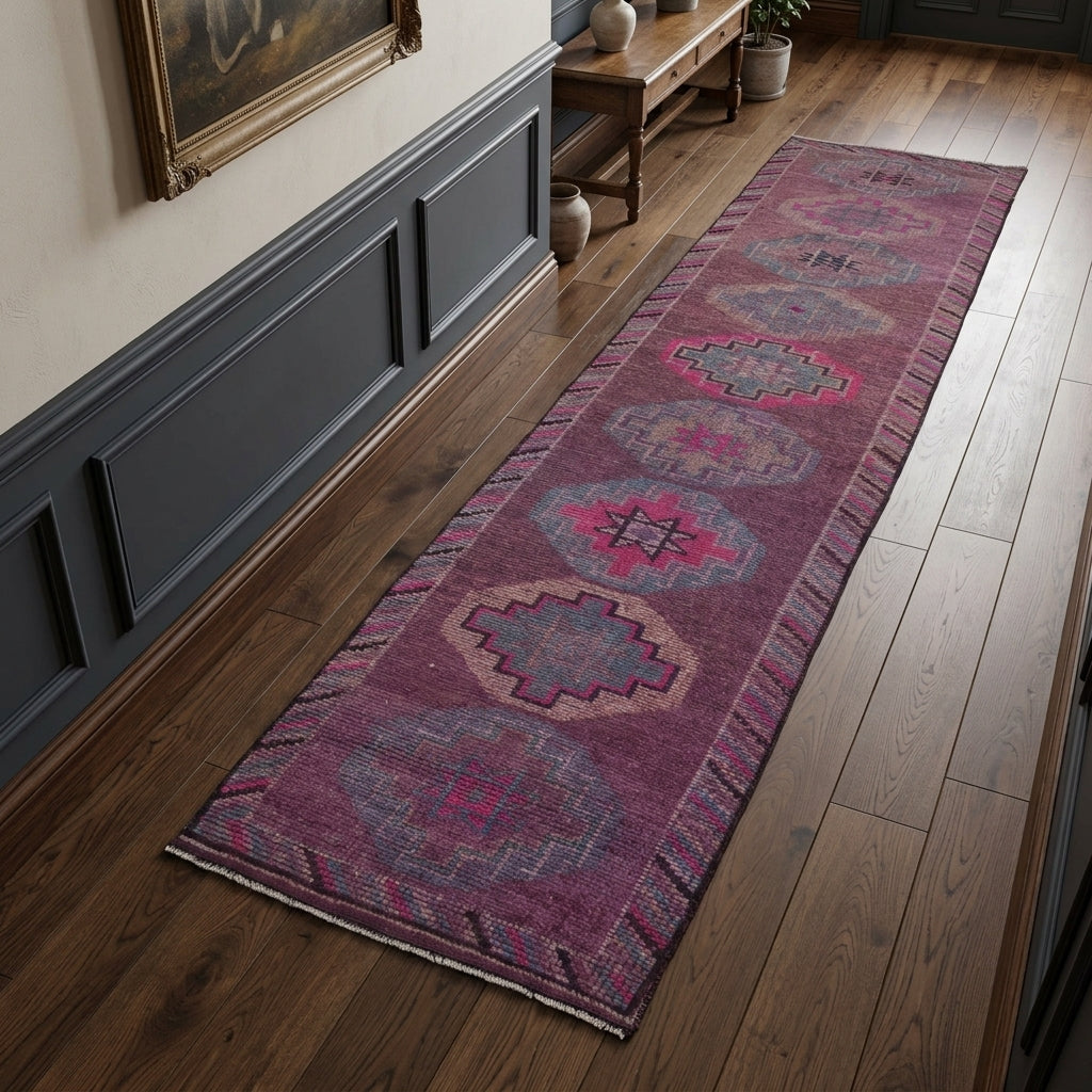 Geometric pattern on the Vildansu vintage runner rug – handmade in Anatolia, Turkey