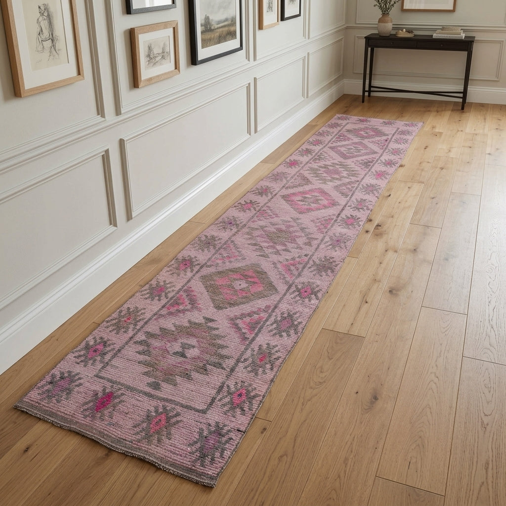 Geometric pattern on the Zambakter vintage runner rug – handmade in Anatolia, Turkey