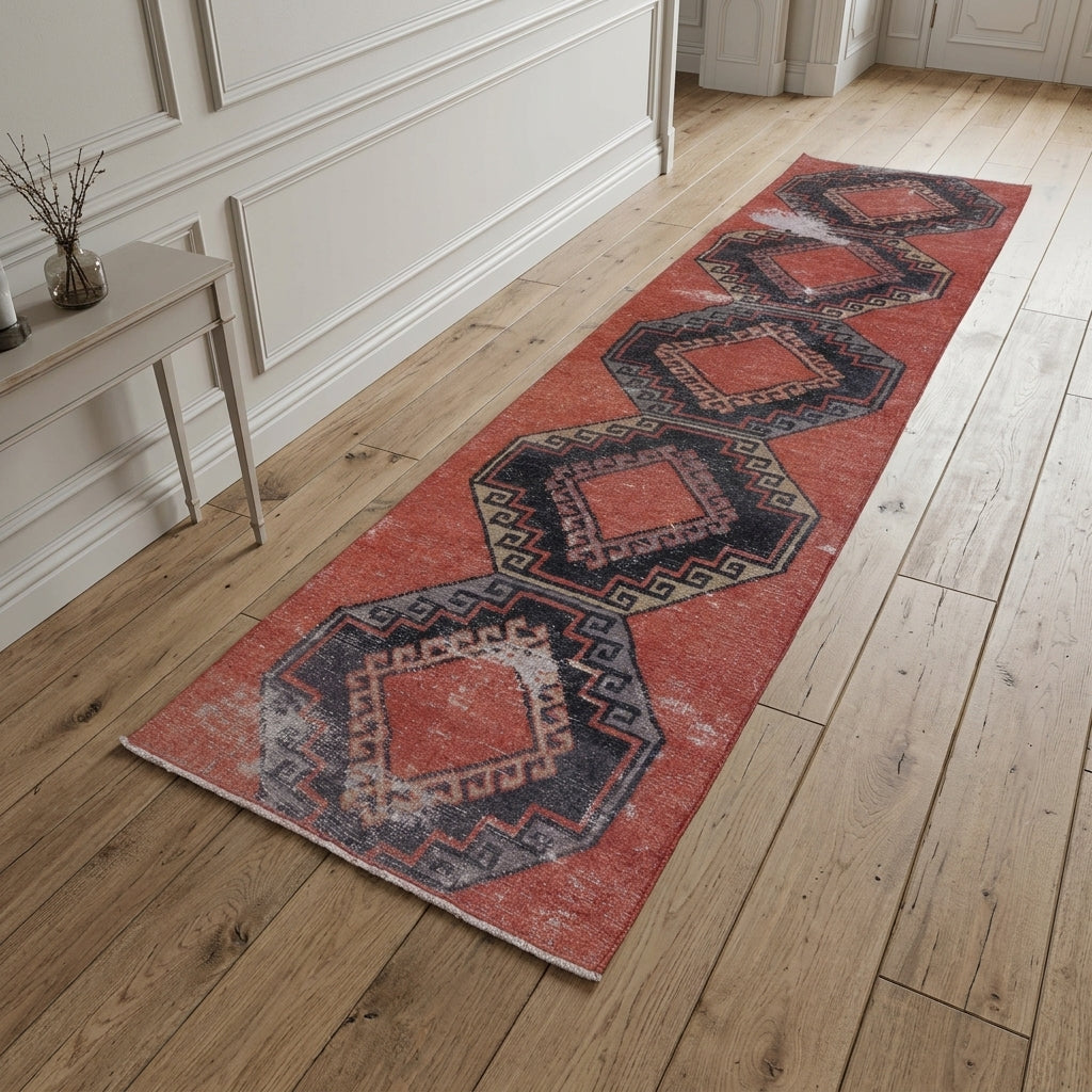 Ikat pattern on the Umaygun vintage runner rug – handmade in Anatolia, Turkey