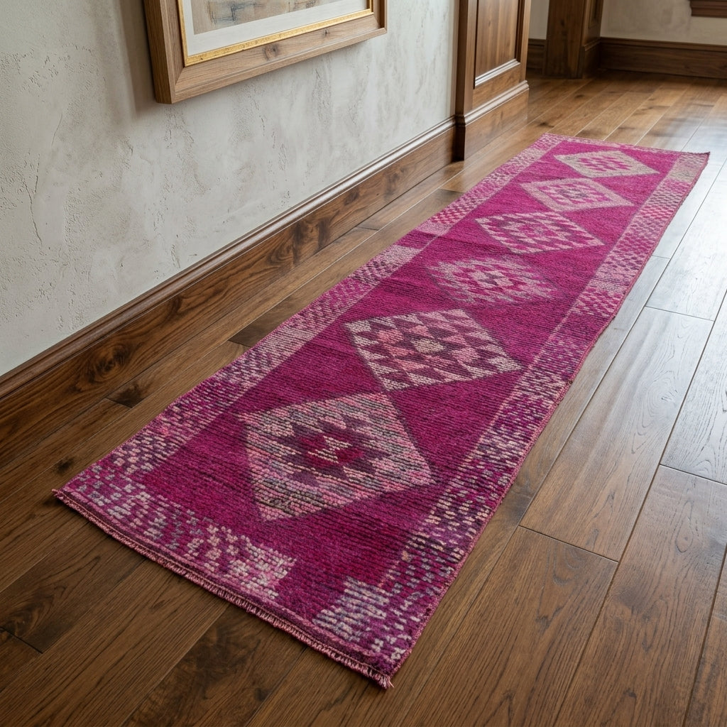 Geometric pattern on the Yesimefsan vintage runner rug – handmade in Anatolia, Turkey