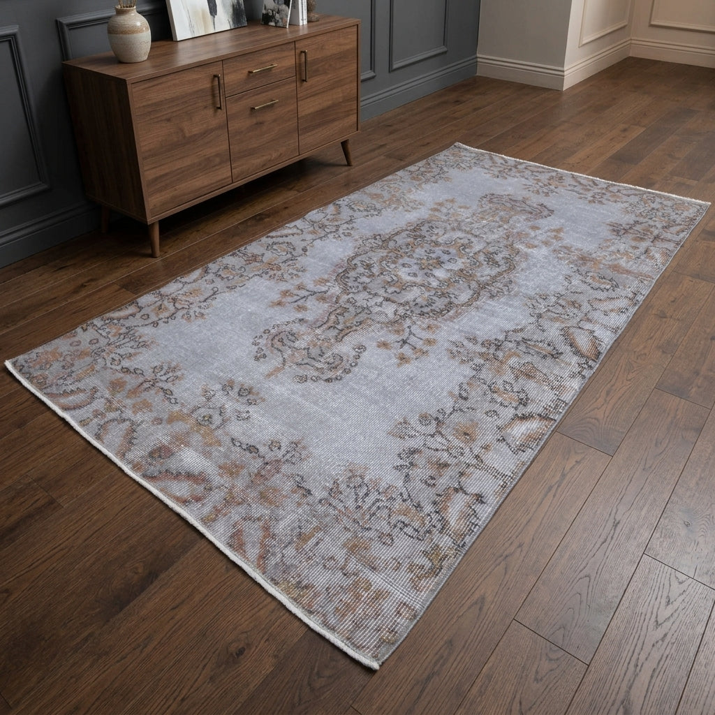 Oriental pattern on the Eudora vintage area rug – handmade in Anatolia, Turkey