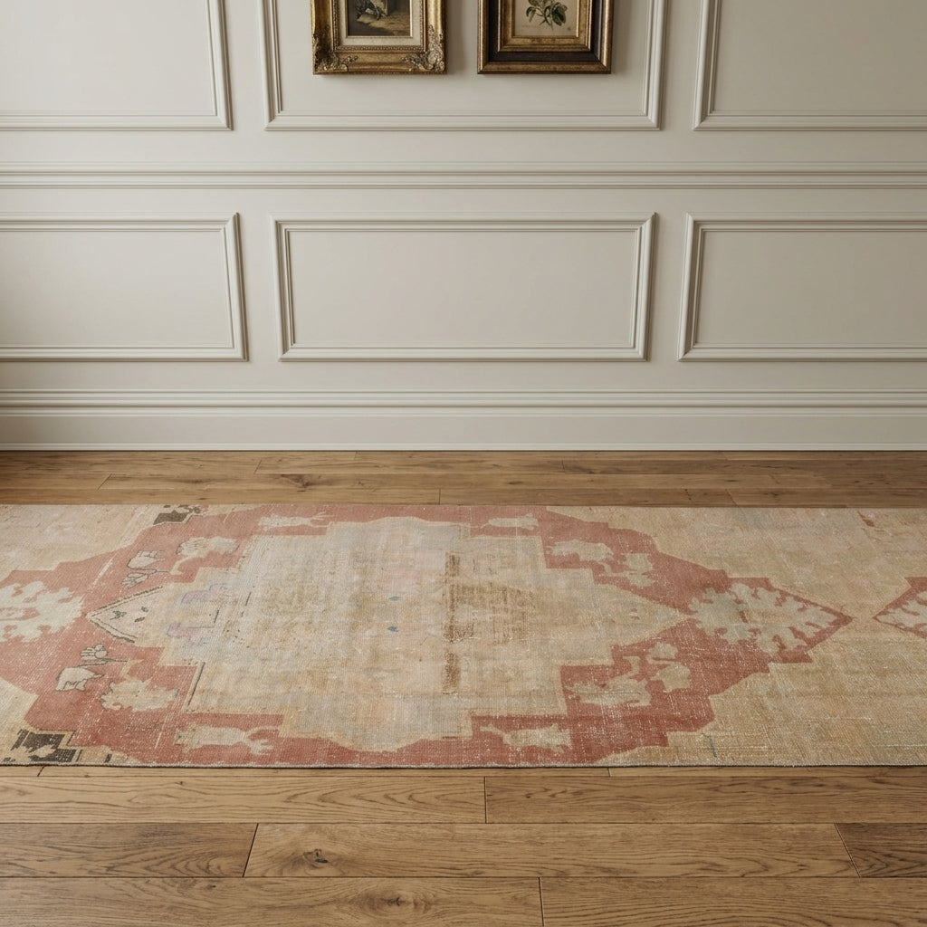 Oriental pattern on the Yakuthayat vintage runner rug – handmade in Anatolia, Turkey