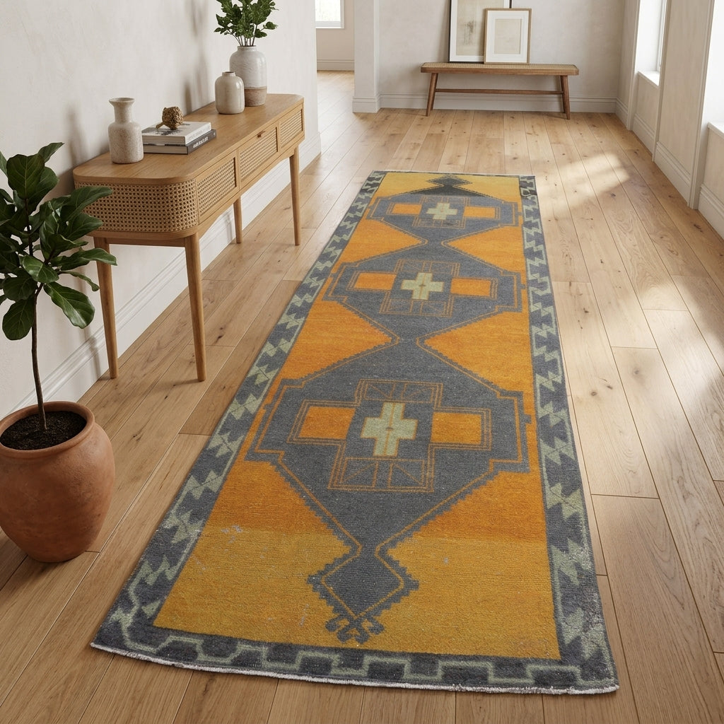 Oriental pattern on the Stenophora vintage runner rug – handmade in Anatolia, Turkey