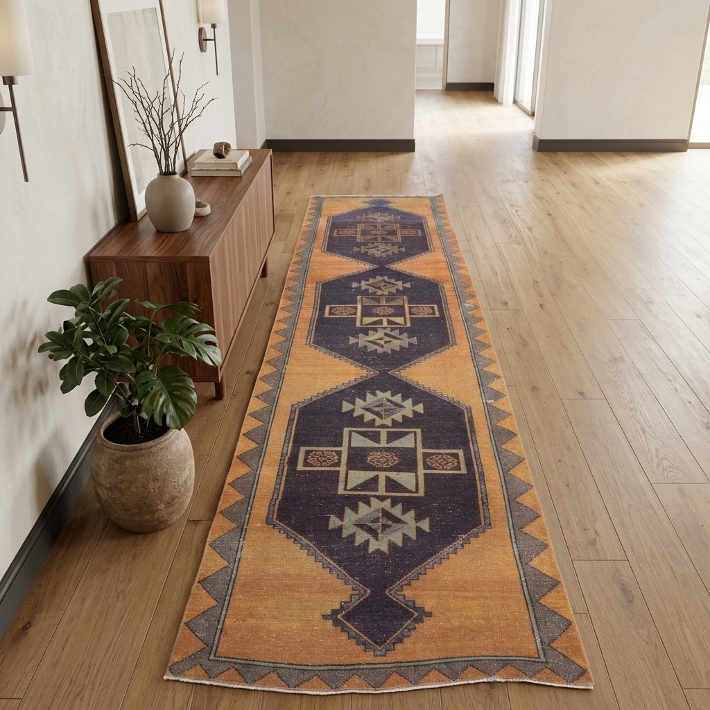 Tribal pattern on the Sosizoe vintage runner rug – handmade in Anatolia, Turkey