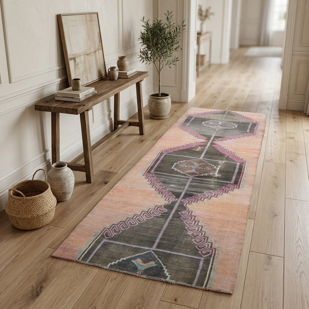 Geometric pattern on the Sosiphone vintage runner rug – handmade in Anatolia, Turkey