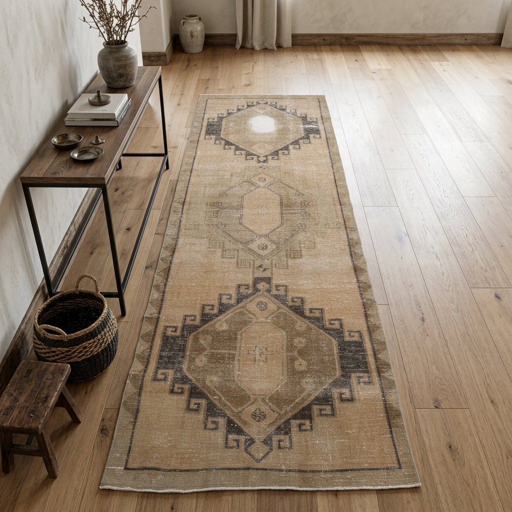 Oriental pattern on the Siran vintage runner rug – handmade in Anatolia, Turkey