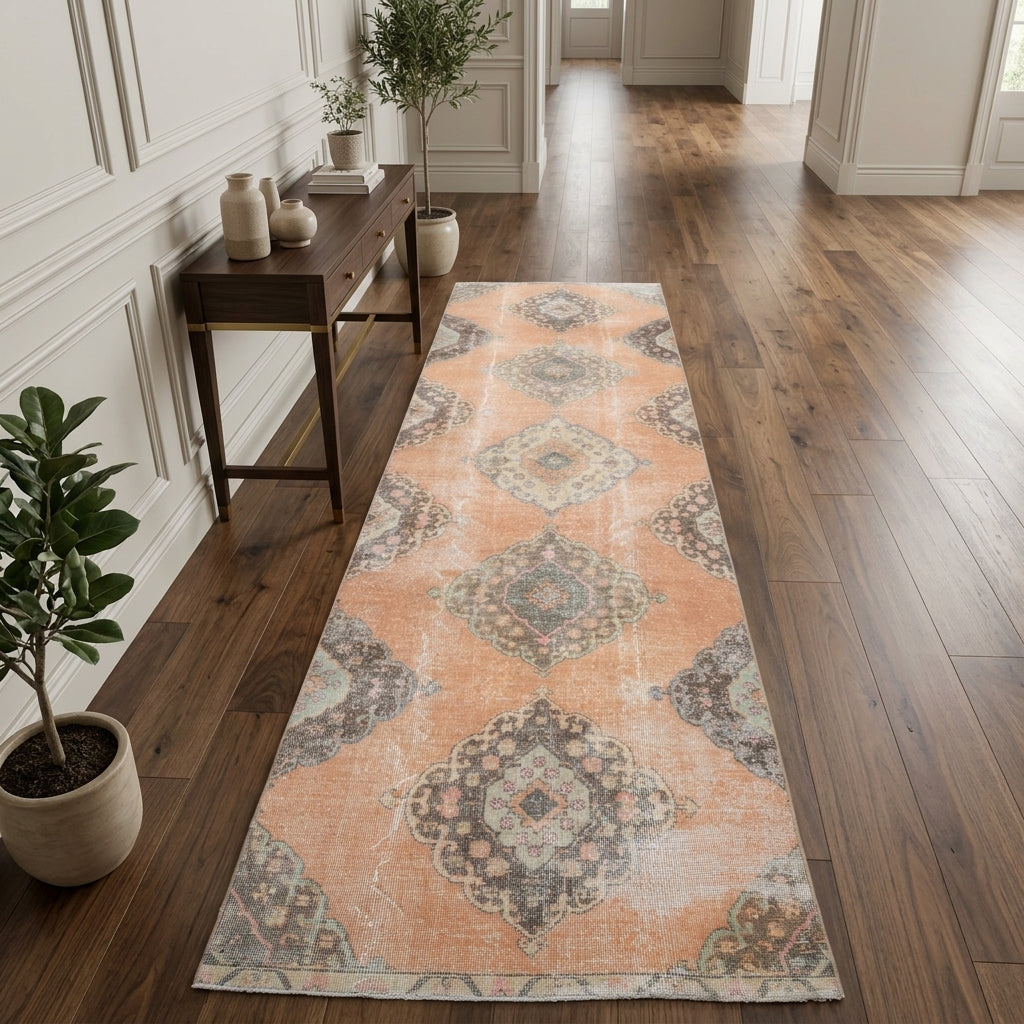 Oriental pattern on the Simgegul vintage runner rug – handmade in Anatolia, Turkey