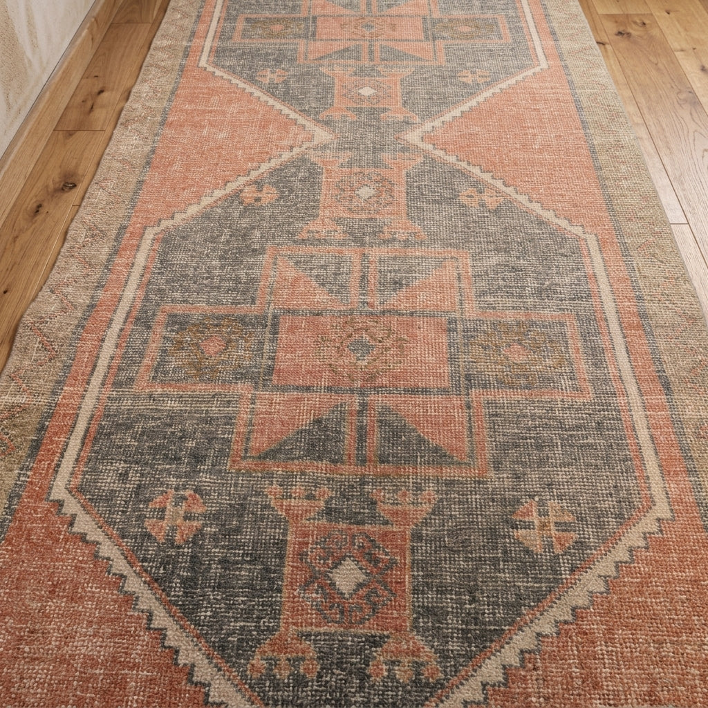 Geometric pattern on the Sahrasever vintage runner rug – handmade in Anatolia, Turkey