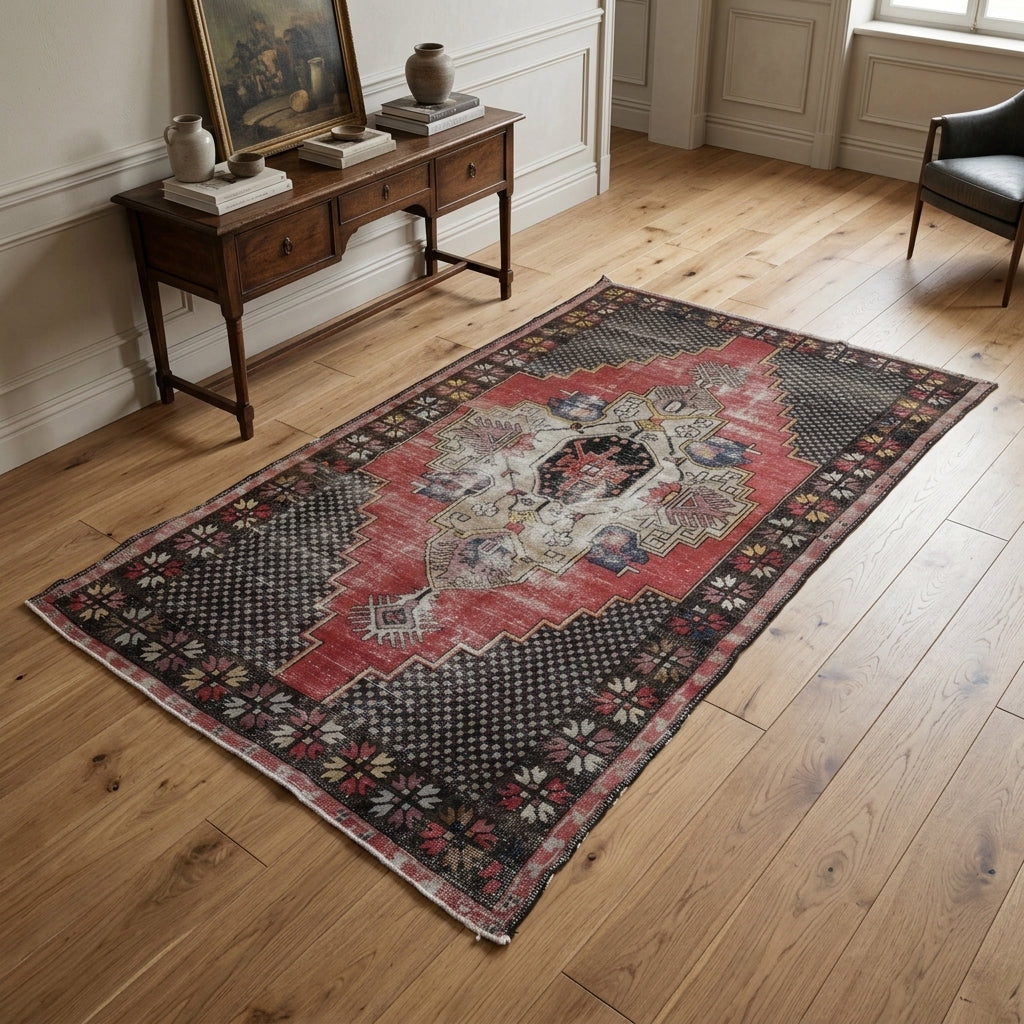 Oriental pattern on the Thalomorpha vintage area rug – handmade in Anatolia, Turkey
