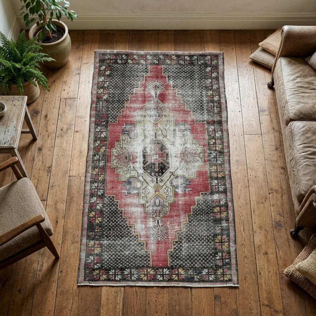 Oriental pattern on the Thalomorpha vintage area rug – handmade in Anatolia, Turkey
