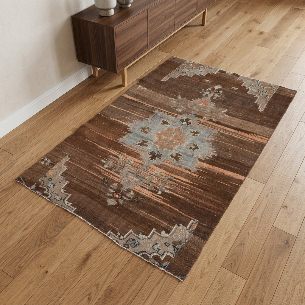 Oriental pattern on the Galenocharis vintage area rug – handmade in Anatolia, Turkey