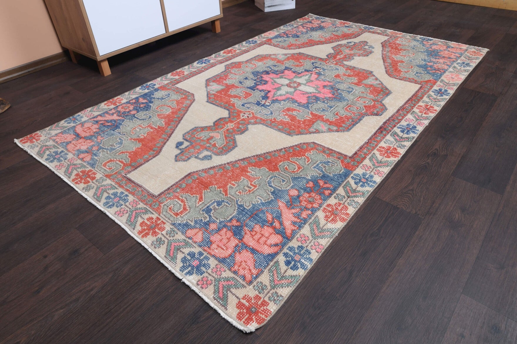 Oriental pattern on the Esensu vintage area rug – handmade in Anatolia, Turkey