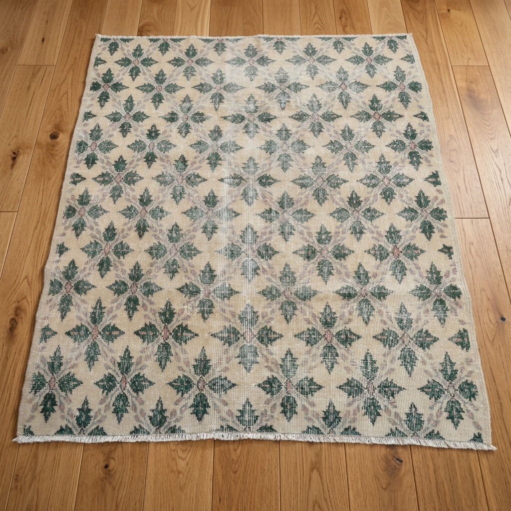 Ikat pattern on the Findiknur vintage area rug – handmade in Anatolia, Turkey