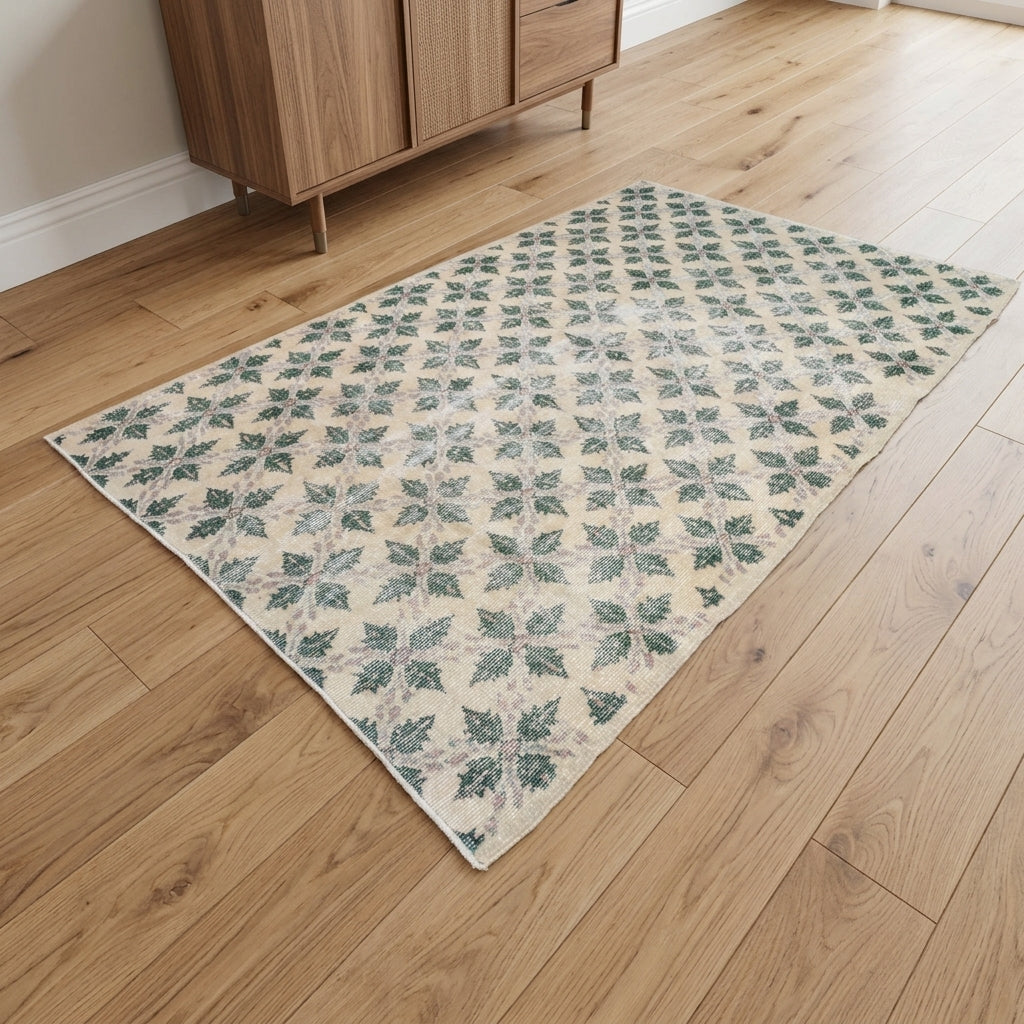 Ikat pattern on the Findiknur vintage area rug – handmade in Anatolia, Turkey