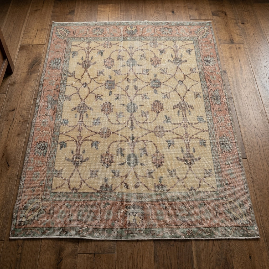 Bordered and floral pattern on the Filiznur vintage area rug – handmade in Anatolia, Turkey