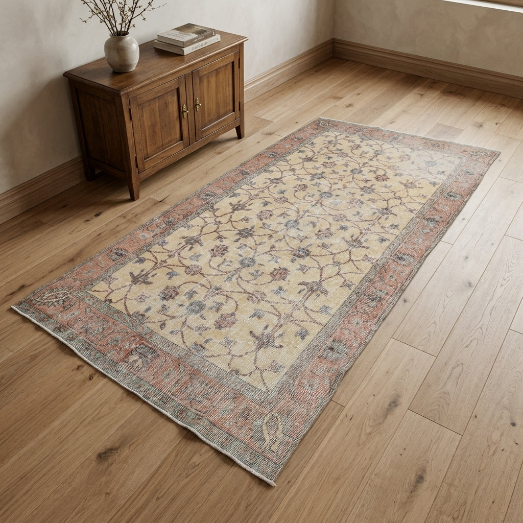 Bordered and floral pattern on the Filiznur vintage area rug – handmade in Anatolia, Turkey