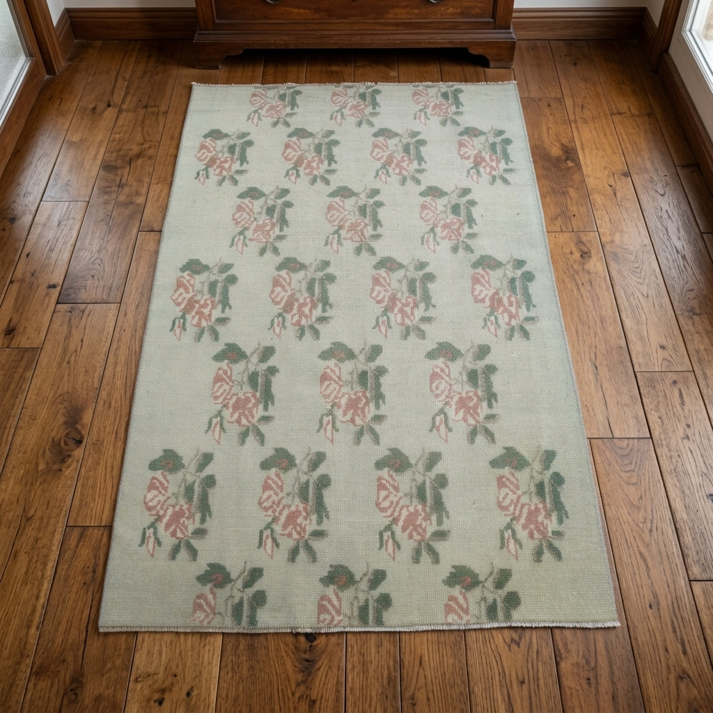 Floral pattern on the Farangis vintage area rug – handmade in Anatolia, Turkey