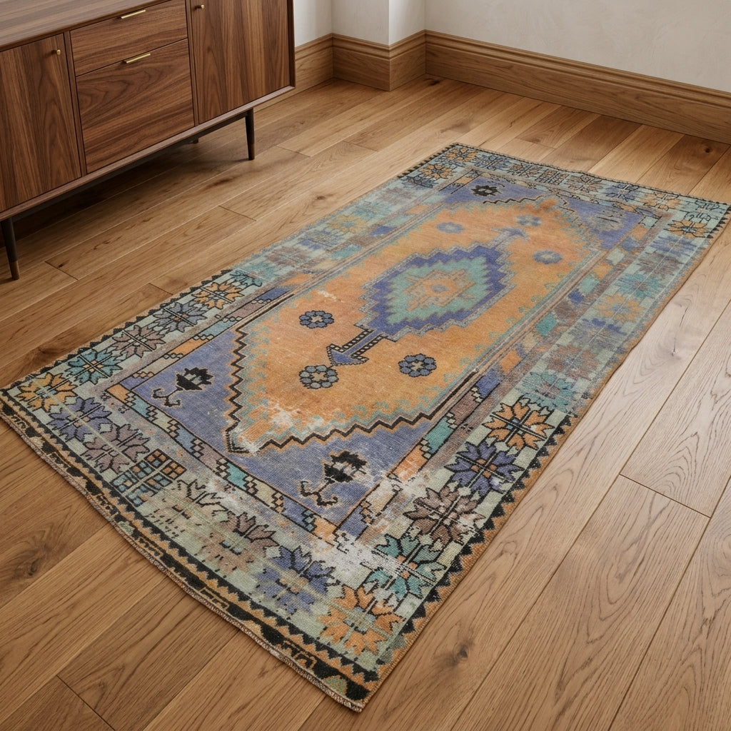 Oriental pattern on the Sahraefsan vintage area rug – handmade in Anatolia, Turkey