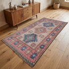 Oriental pattern on the Safiyenaz vintage area rug – handmade in Anatolia, Turkey
